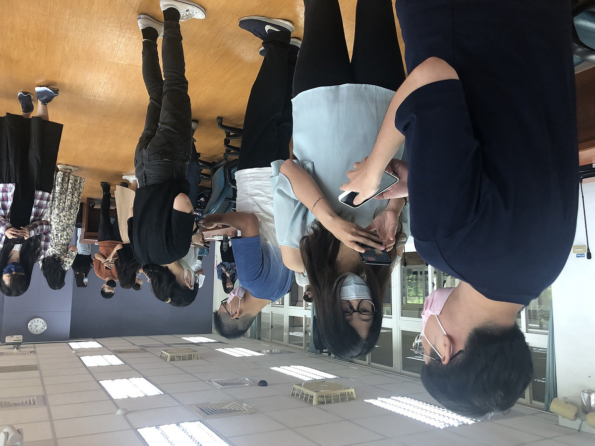 新進教師現場立即操作校園通APP各項功能。 圖：新北市教育局提供