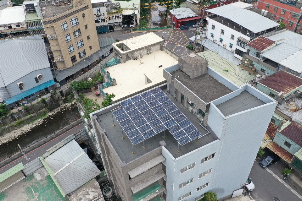 新北市今年推動「企業淨零碳示範場域推廣補助計畫」，補助經費最高300萬元，協助新北企業導入「創能、儲能、節能」智慧微電網系統以及節能輔導。