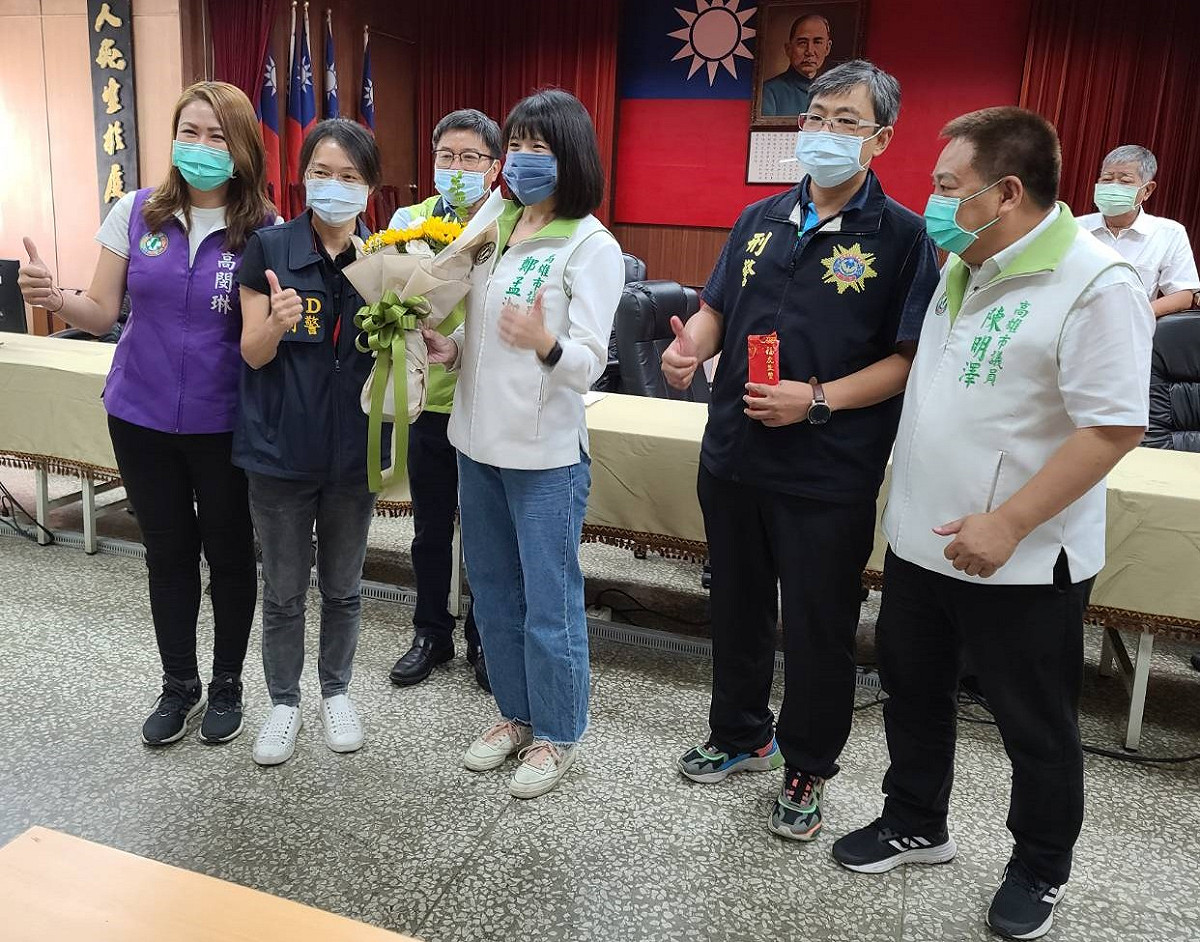 高市民進黨團獻花給高雄市刑大。 圖：高雄市議會民進黨團提供