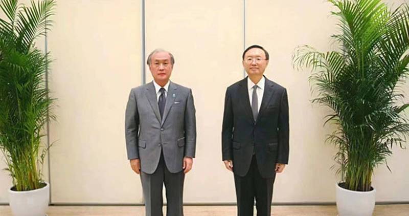 日本國家安全保障局長秋葉剛男（右）於中日政治對話上，重申了日本認同台海和平穩定重要性的立場。楊潔篪（左）則呼籲日方應著眼兩國和兩國人民根本長遠利益，樹立正確對華認知，奉行積極務實理性對華政策，堅持和平發展的正確方向。 圖：擷自「環球網」