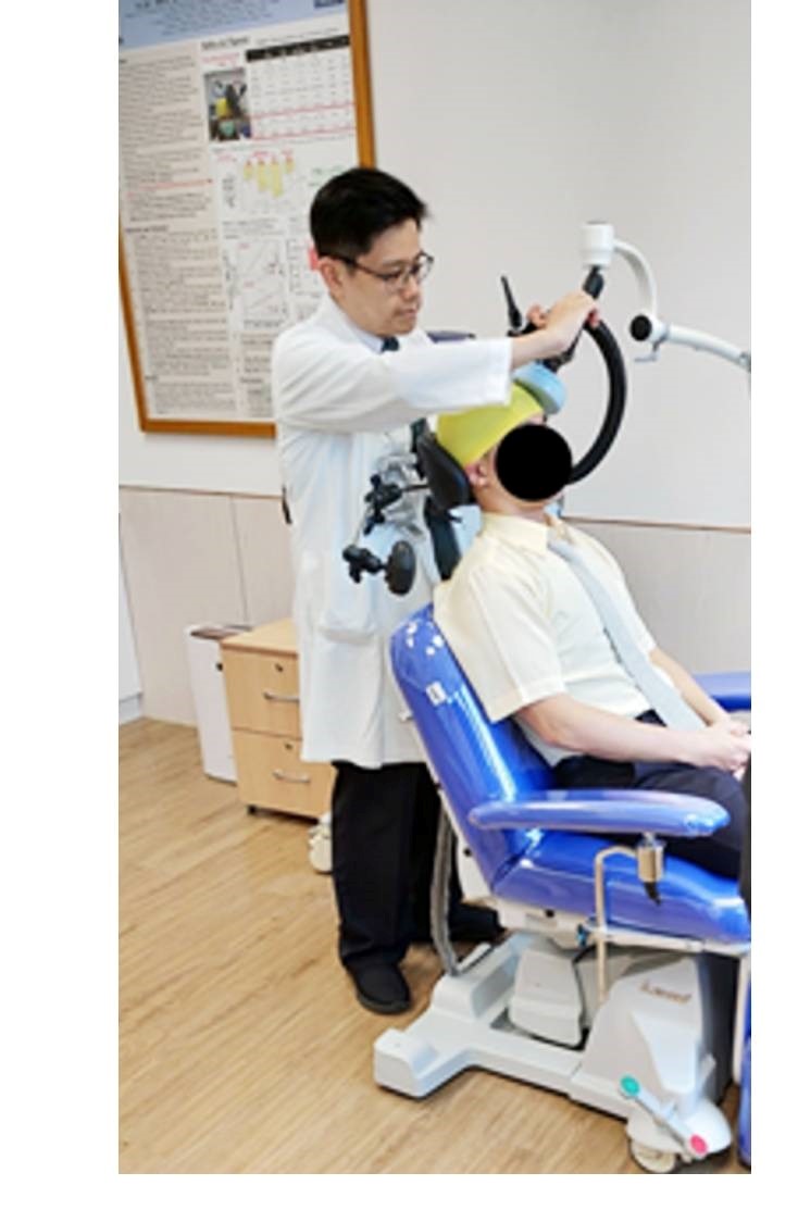 重覆經顱磁刺激 (repetitive transcranial magnetic stimulation, rTMS)是治療頑固型憂鬱有效的抗鬱腦神經刺激技術。 圖：台北榮民總醫院/提供