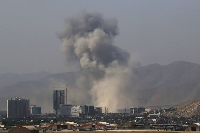 阿富汗喀布爾機場的爆炸案發生在2021 年 8 月，造成 170 名平民和 13 名美軍死亡。 圖:翻攝自推特