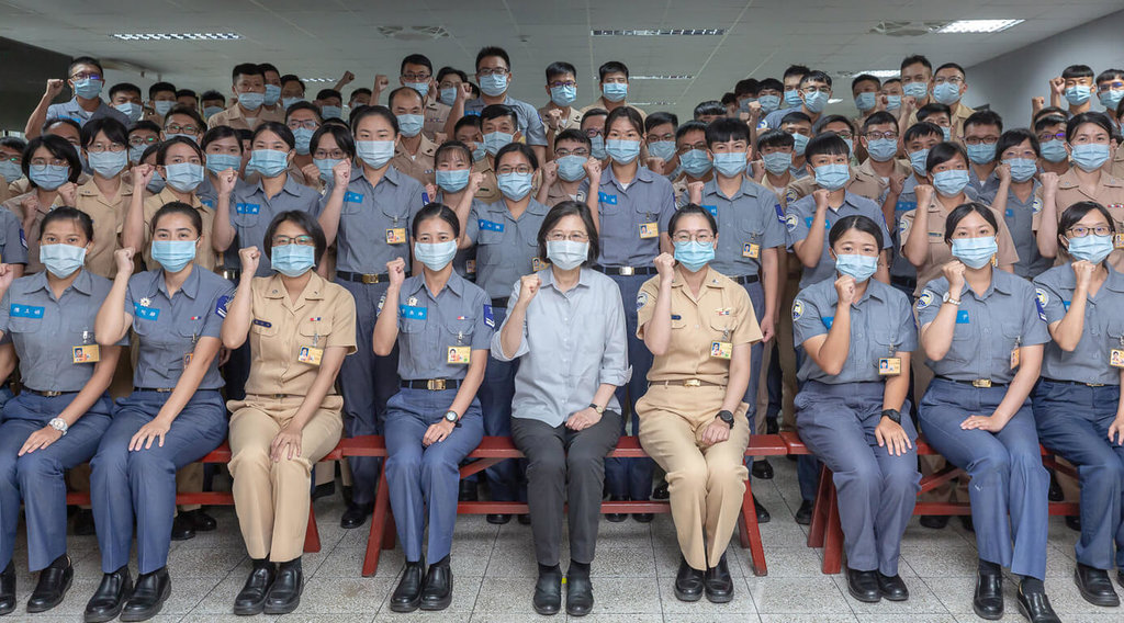 蔡英文今（18）天傍晚前往宜蘭蘇澳勗勉海軍艦指部168艦隊。 圖：總統府提供