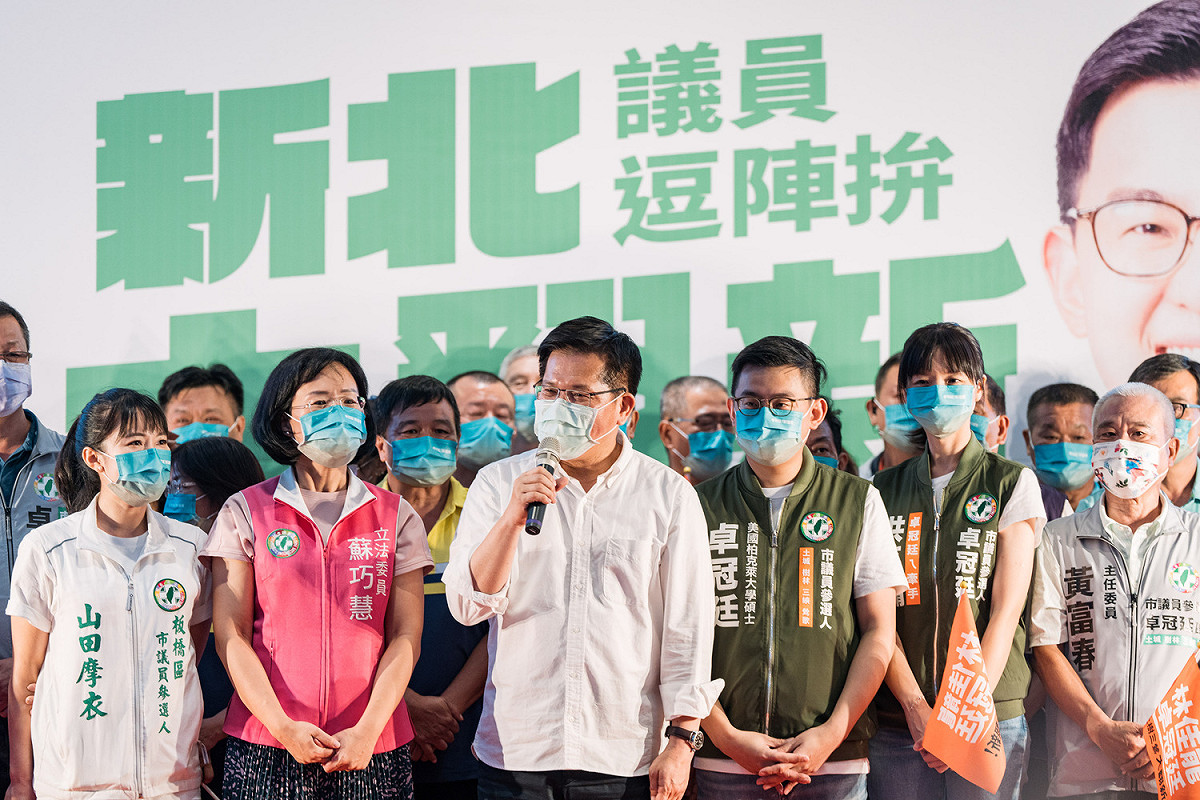 林佳龍與卓冠廷在鶯歌舉行「新北大翻新，議員逗陣拚」問政說明會，吸引破千人參與。 圖：卓冠廷辦公室提供