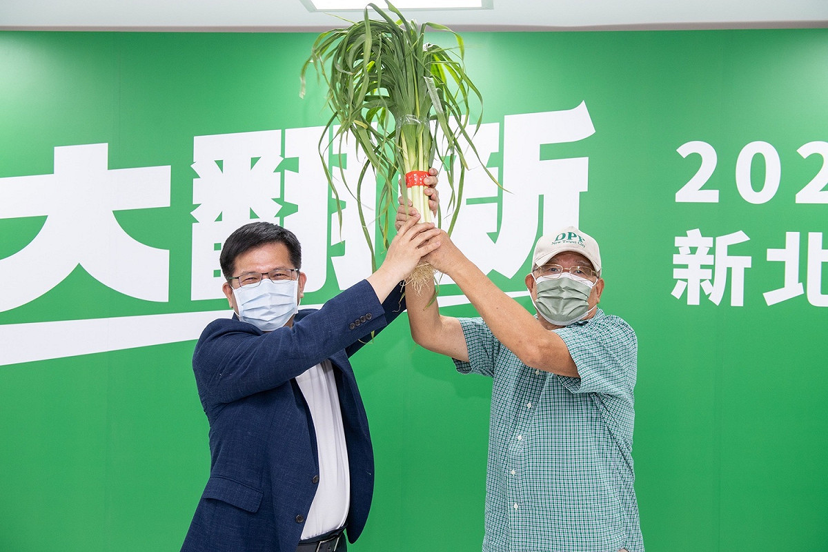 榮譽總督導前台北縣長尤清、助選團總團長前民進黨主席卓榮泰、榮譽總幹事呂子昌國策顧問，也帶來包子、粽子、蒜苗祝福林佳龍包中、凍蒜。 圖：林佳龍競選辦公室提供