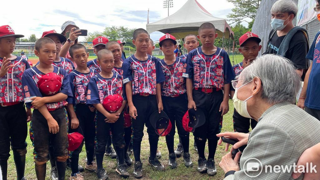 耕元盃全國少年暨青少年棒球錦標賽16日起在台東開打，蔡焜霖為紅葉小將加油打氣。 圖：陳文成基金會提供