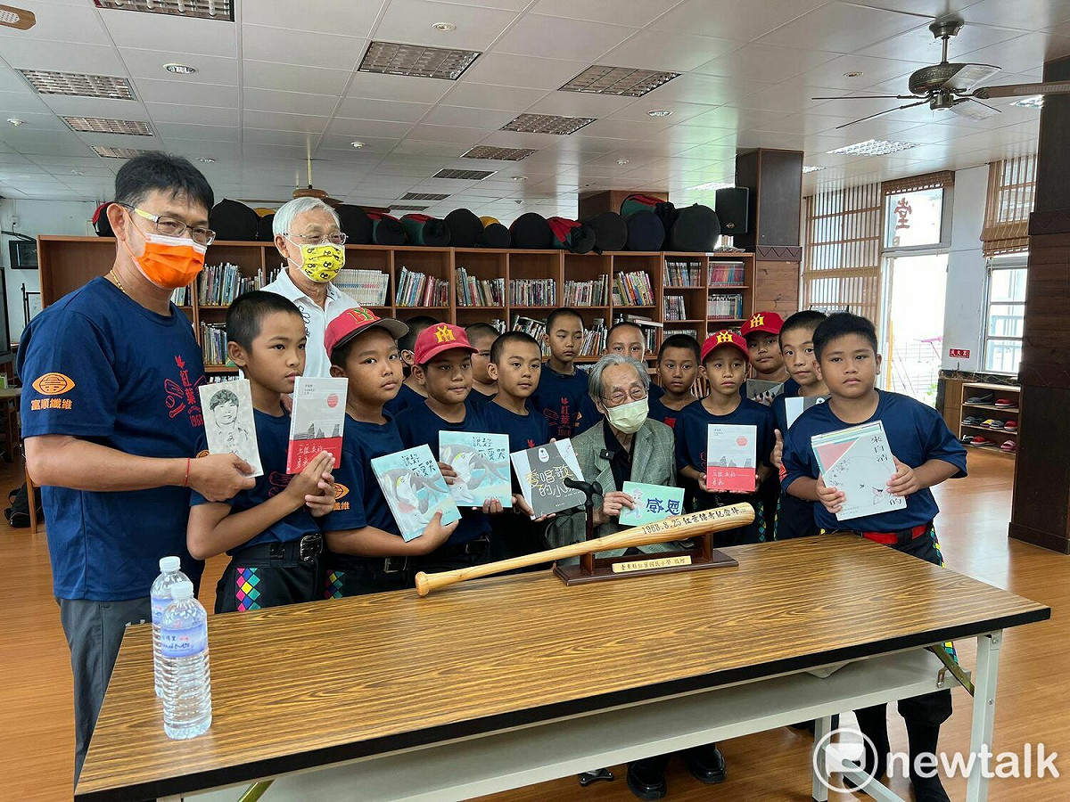方穎豐校長致贈紀念球棒，蔡焜霖贈送故事繪本、CD及漫畫作為紀念。 圖：陳文成基金會提供
