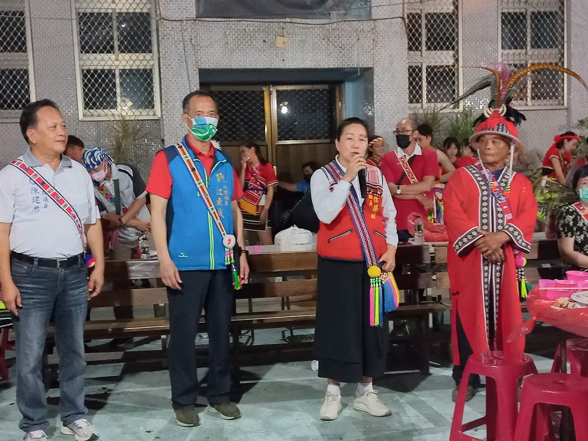 花蓮縣長徐榛蔚（前排右二）參加玉里阿飛赫部落祭典大遲到3小時，傳出族人相當不滿，圖為她在玉里鎮跑行程。 圖：翻攝自玉里鎮公所臉書