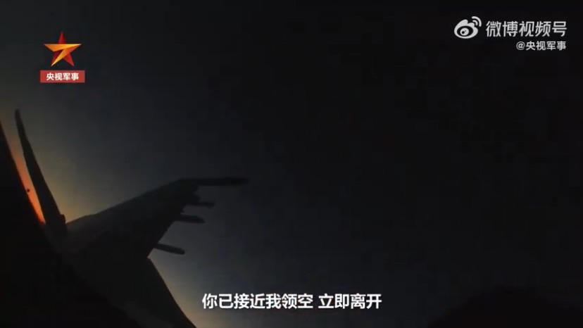 中國《央視軍事》昨（18）日晚間在微博發布影片，稱共軍東部戰區海軍航空兵「海空雄鷹團」在夜間空戰對抗訓練時，一架不明國籍的飛機飛向中國領空。