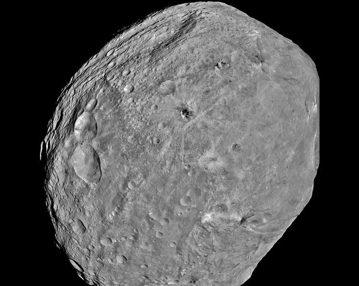 NASA曙光號所拍攝的灶神星。 圖：台北市立天文館／提供