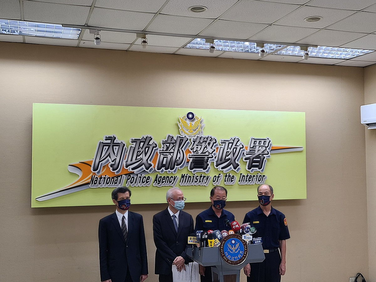 警政署今（19）天召開記者會，左起： 刑事局長李西河、高檢署檢察長張斗輝、警政署長黃明昭、航警局長鄭明忠。 圖：警政署提供