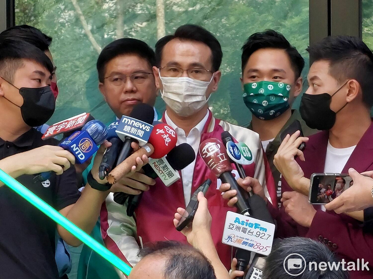 鄭運鵬說明，林智堅退選後有自己要忙的事，今天主要是他和議員參選人拍攝競選定裝照。 圖：林昀真／攝