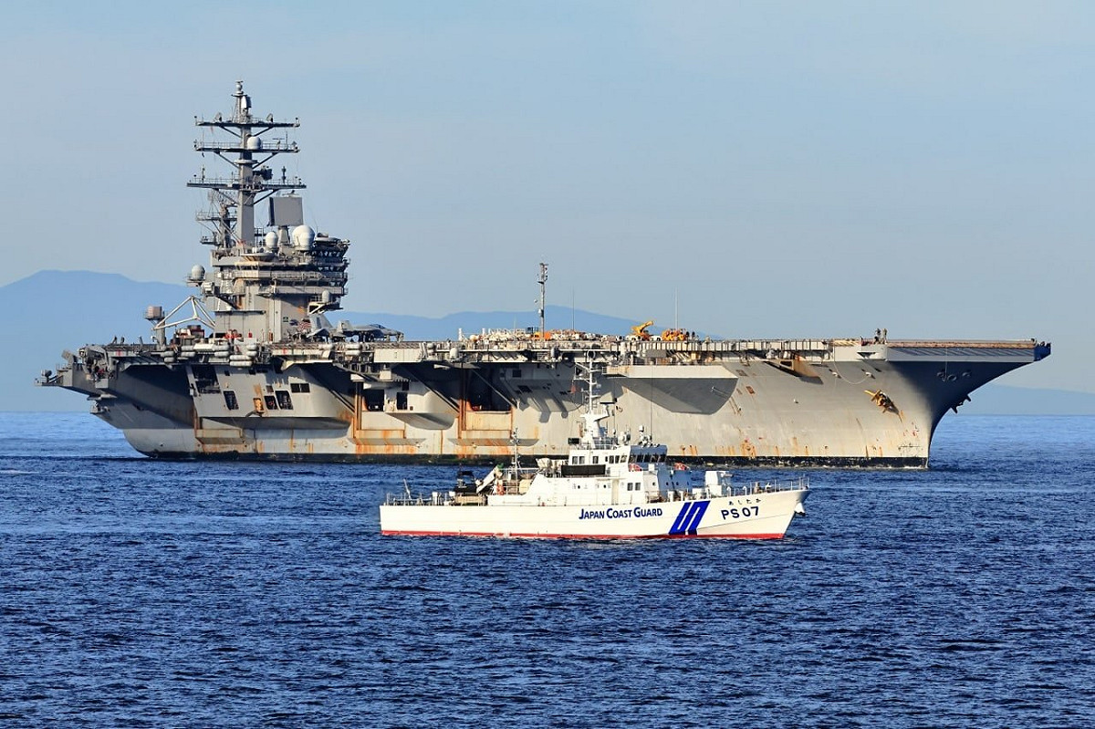 日媒報導美國核動力航母「雷根號(CVN-76)」19日上午返回橫須賀母港，進行補給、維護。 圖：翻攝 彩虹熊_白玮微博