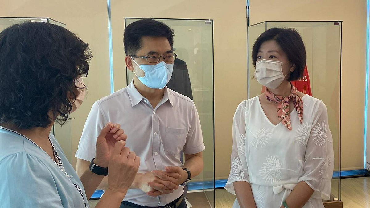 國民黨秘書長黃健庭與縣長參選人王育敏（右）拜會嘉義縣天主教敏道家園。 圖：王育敏競選團隊/提供