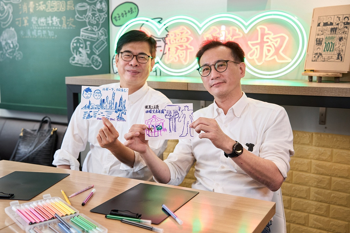 鄭運鵬拜會陳其邁請益交流，兩人還進行PK賽畫出心中的夢想城市，鄭運鵬表示要打造桃園第一座兒童樂園。 圖：鄭運鵬競選辦公室／提供