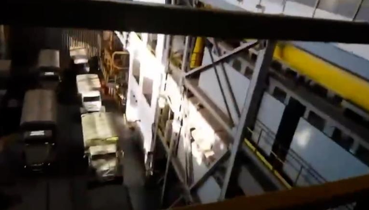 在扎波羅熱核電廠裏，發現有大批俄軍車輛躲藏其中。 圖 : 翻攝自Telegram