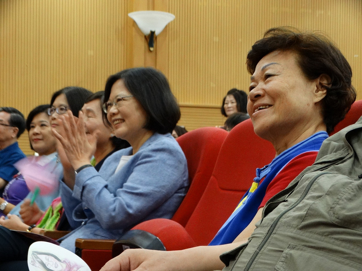 2016年11月，前民進黨立委張慶惠（右）為蔡英文助選 (左)。 圖：邱萬興提供