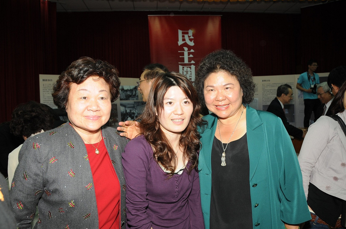 2009年12月12日，前民進黨立委張慶惠（左）參加美麗島30周年紀念晚會，左為陳菊，中為魏昀。 圖：邱萬興提供