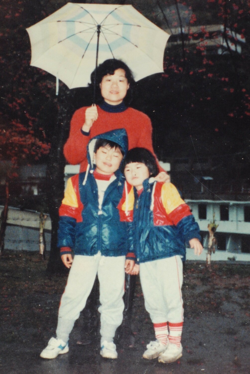 1985年，張慶惠帶兒女去探監丈夫魏廷朝。 圖：魏筠提供