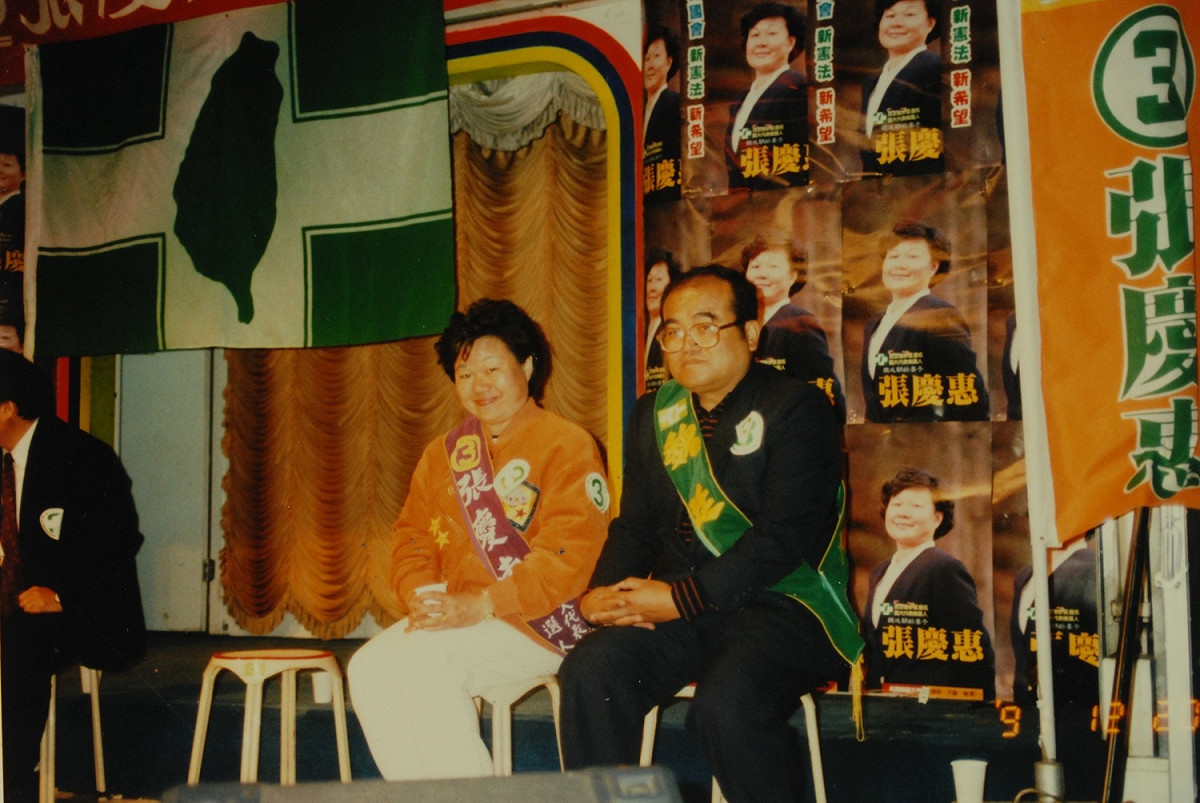 「台灣自救運動宣言」起草人魏廷朝（右）陪同妻子張慶惠（左）選國代。 圖：邱萬興提供