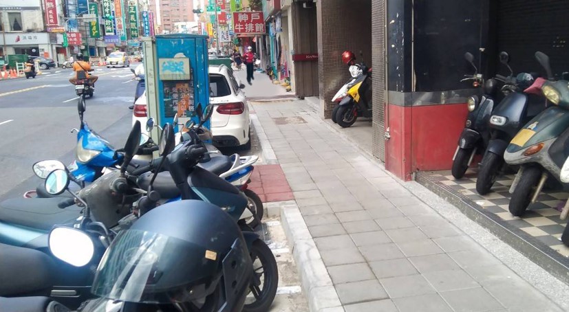 新北市政府在三重區正義北路進行人行環境友善更新工程已經部分完工，將人行道上的電箱、路燈、號誌桿等設施物整併，提供民眾無礙的通行環境，以上為其中一處改善前後對比。 圖：新北市工務局提供