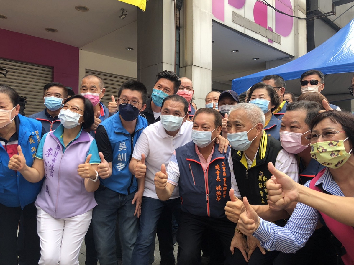 侯友宜視察三重地區人行環境改善工程，與三重區數十位里長及民代合影，對於市府提供三重居民安全友善的通行環境按贊表示肯定。 圖：新北市工務局提供