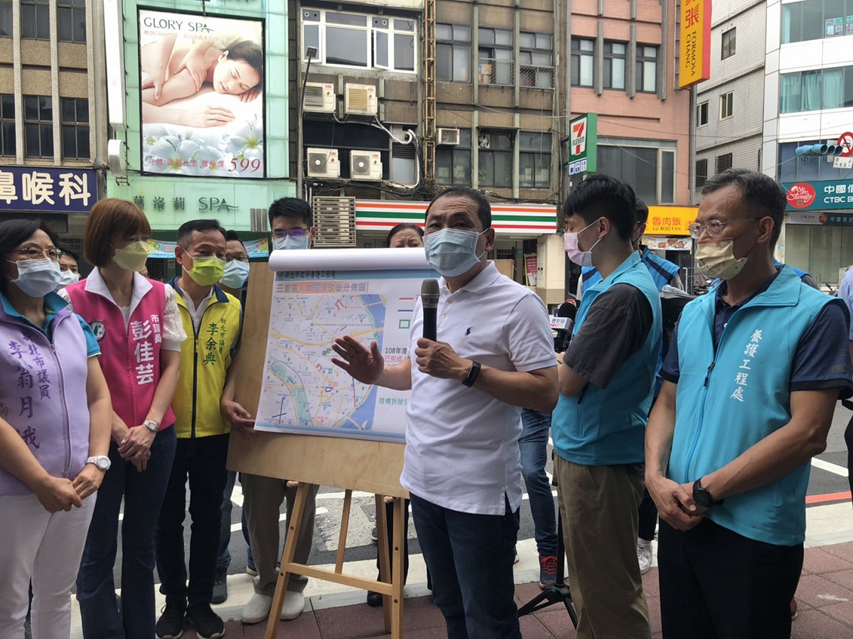 侯友宜視察養工處正在施工中的三重正義北路人行道整建工程視察，指示本工程務必如期如質在10月底完工，提供居民安全、友善無礙的通行環境。 圖：新北市工務局提供