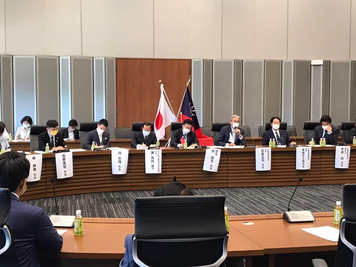「日華懇」會長古屋圭司眾議員（右３）偕日華懇事務局長木原稔眾議員，將於8月22日至24日訪台。圖為立法院亞東國會議員友好協會來訪日參加墾談會照片。 圖：擷自謝長廷臉書（資料照片）