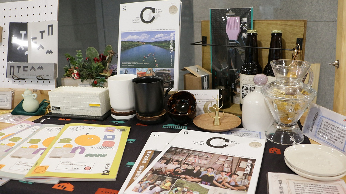 新北市校長會議現場展示新北博各式文創品。 圖：新北市文化局提供