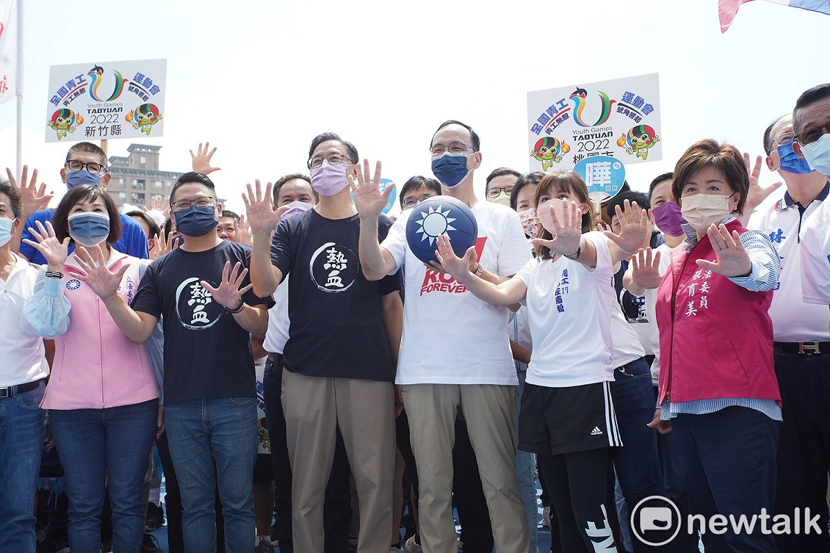 朱立倫今日和張善政合體出席全國青工會運動會，但不見議長邱奕勝到場，原來是因為邱奕勝今天當張善政分身幫忙跑行程。 圖：林昀真／攝