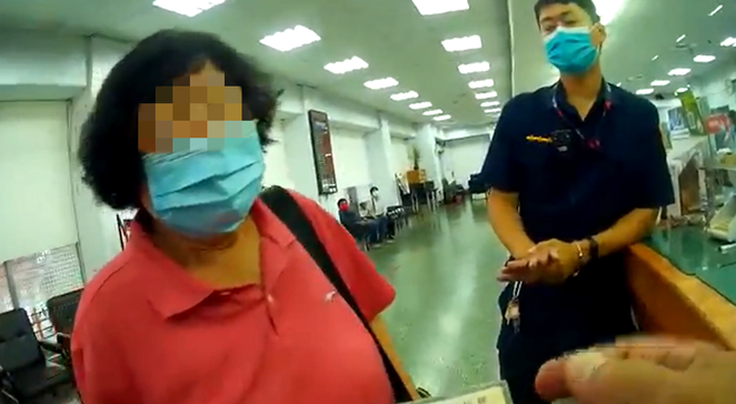 高雄林姓婦人(左)險被詐百萬，警方全力勸阻。 圖：高市警鼓山分局提供