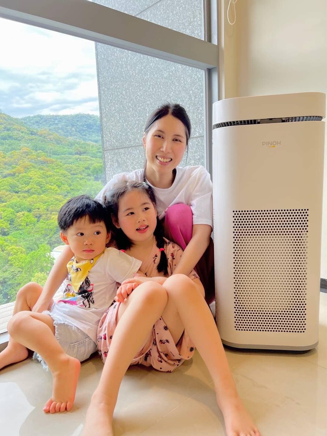 余苑綺和兒女溫情合照。