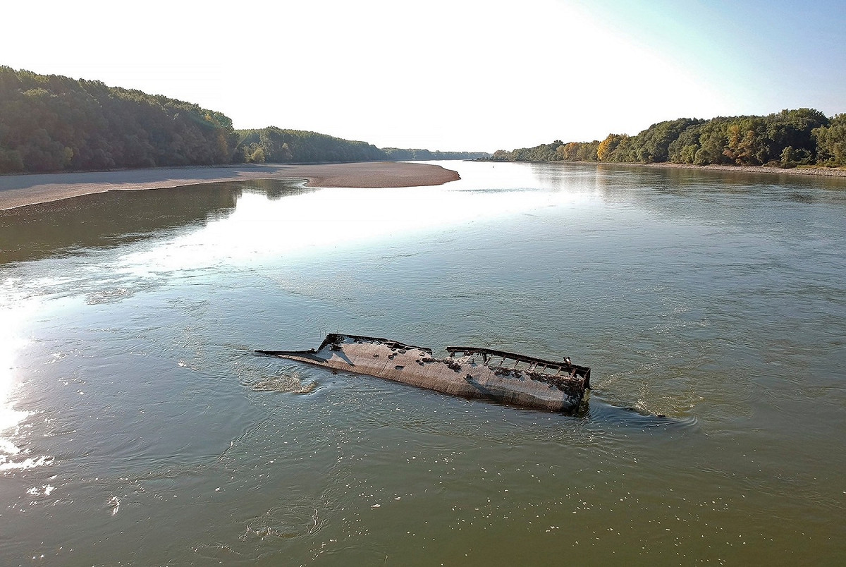 歐洲出現高溫氣候，多瑙河（river Danube）的水位降到一世紀以來新低，卻意外讓二戰時期沉至海底的德國軍艦浮出水面。 圖：達志影像/美聯社