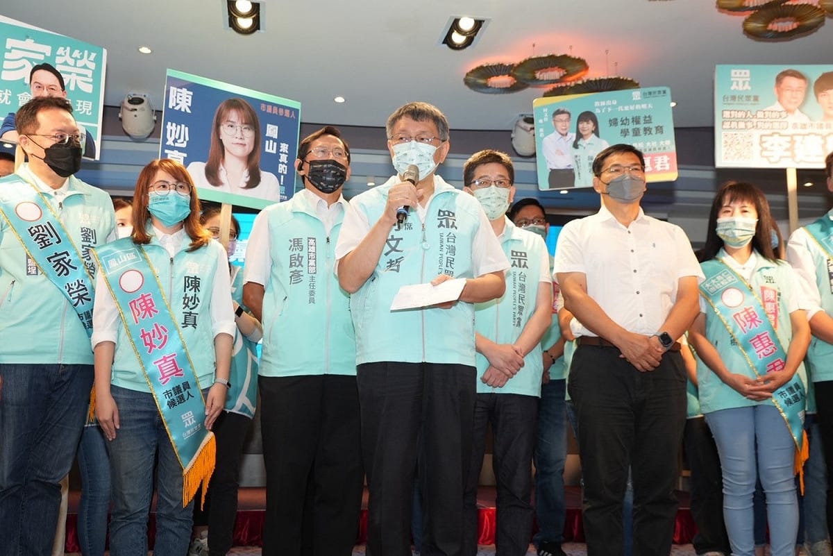 柯文哲(中)對民眾黨年底選舉表示盡力而為。 圖：民眾黨高雄市黨部提供
