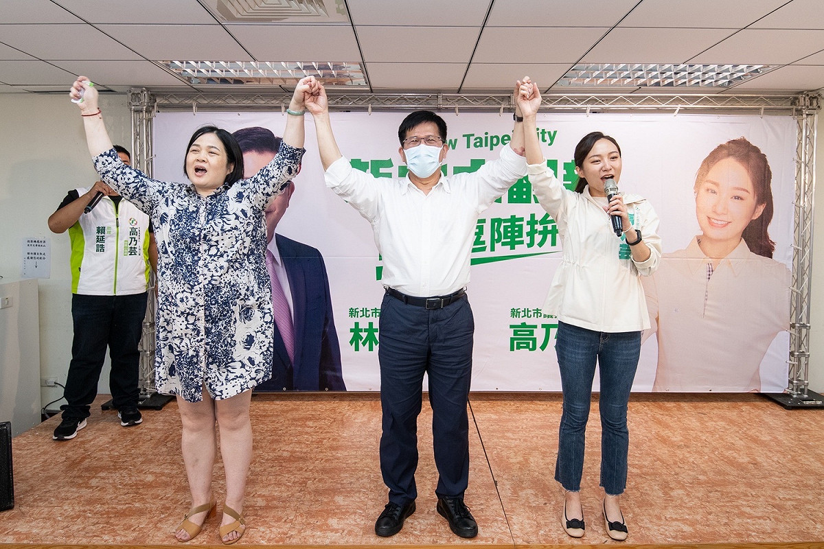 林佳龍19日晚間赴樹林區參加新北市議員參選人高乃芸(右)主辦的「新北大翻新，議員逗陣拚」座談會，新北市議員高敏慧(左)及在地里長、民眾熱情參與。 圖：林佳龍競辦提供