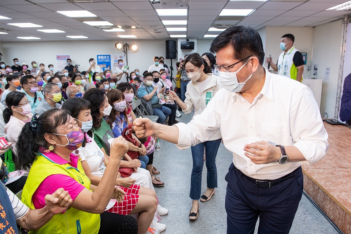 林佳龍19日晚間赴樹林區參加新北市議員參選人高乃芸(右二)主辦的「新北大翻新，議員逗陣拚」座談會，兩人都受到熱烈歡迎。 圖：林佳龍競辦提供