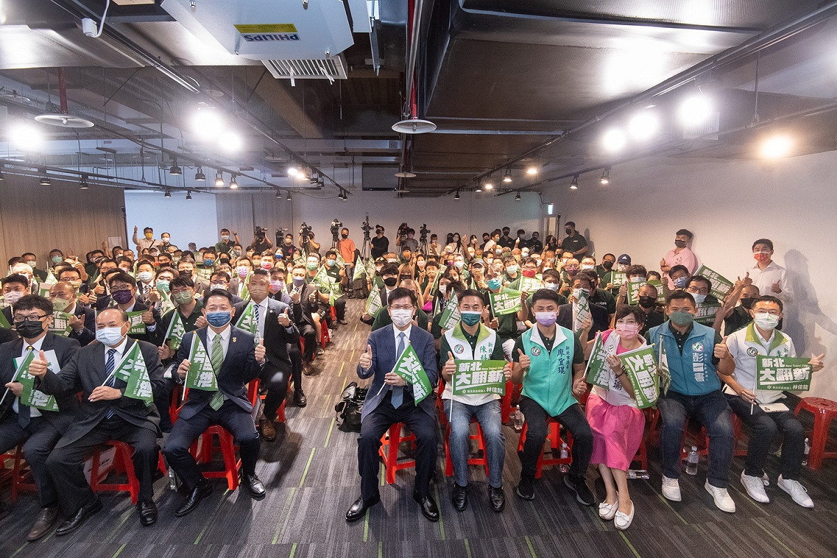 全國青商會前總會長柯智寶及多位前青商總會長帶領超過三百位青商人，在新北市長參選人林佳龍競辦舉辦「青商人挺林佳龍後援會」。 圖：林佳龍競辦提供