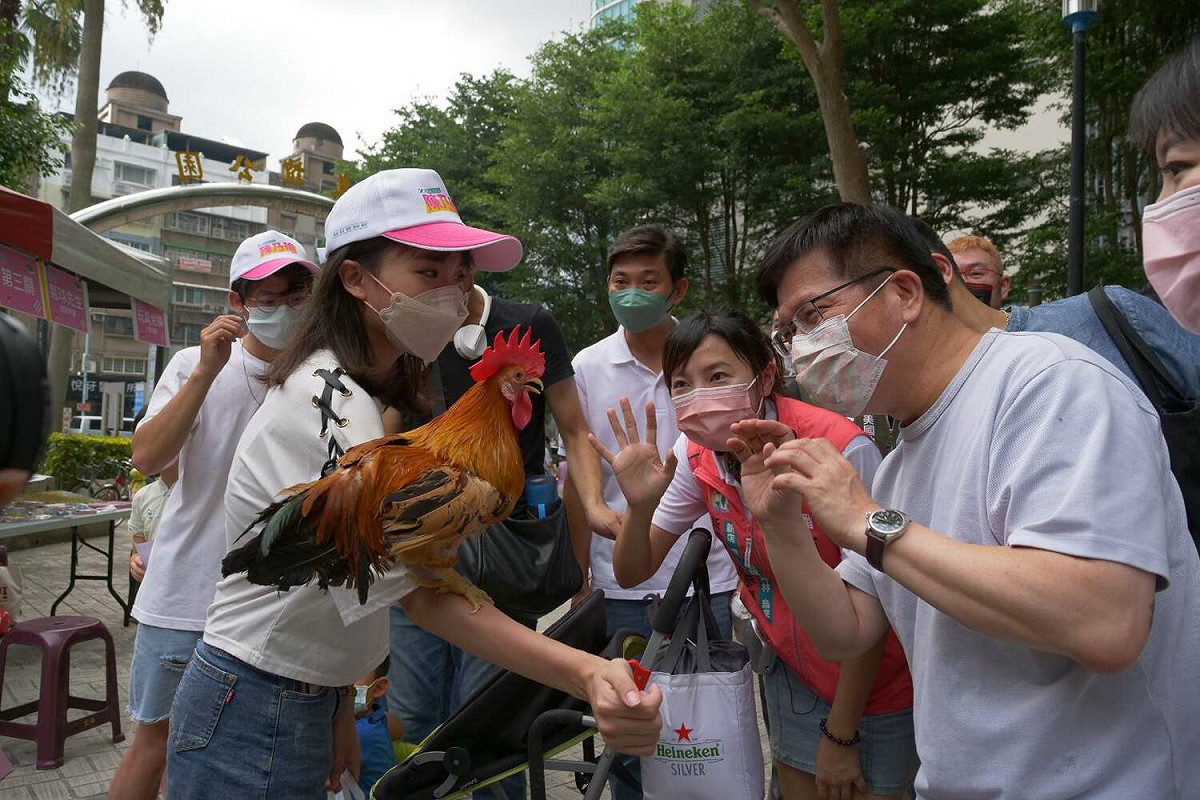 林佳龍偕陳乃瑜與民眾熱情互動。 圖：陳乃瑜競辦提供