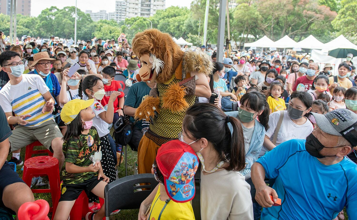 如果劇團帶來精彩演出大野狼拯救小紅帽，與台下大朋友小朋友一起互動。 圖：林口區公所提供