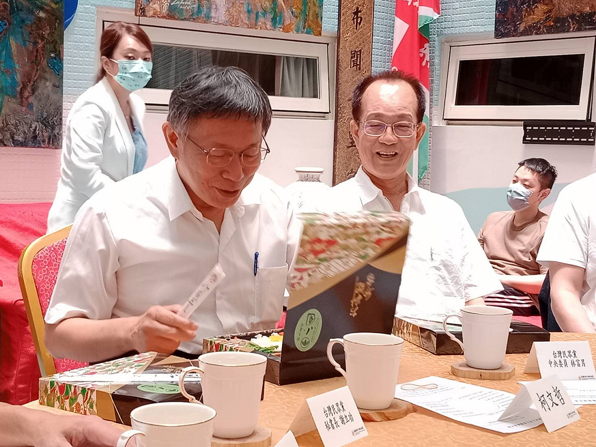 柯文哲(左)打開180元的便當一臉緊張。 圖：孫家銘攝