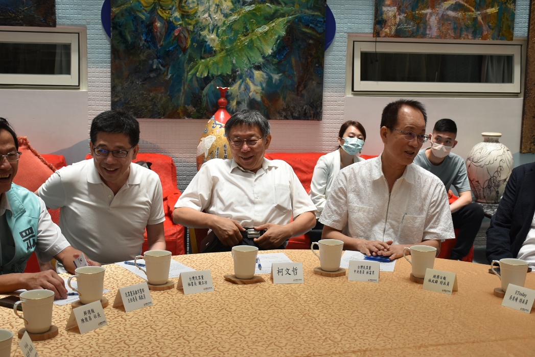 柯文哲(中)與高雄媒體輕鬆餐敘。 圖：孫家銘攝