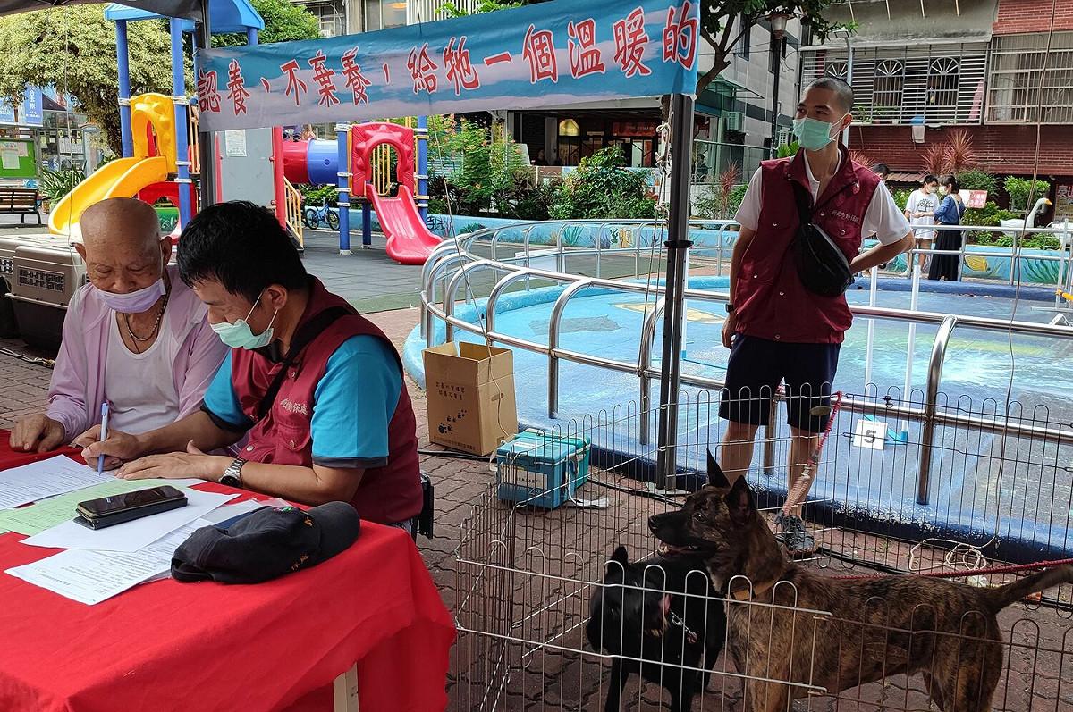 新北市動保處積極舉辦認養會，不僅幫毛寶貝找新家，同時向民眾宣導人與浪犬安全互動行為。 圖：新北市動保處提供