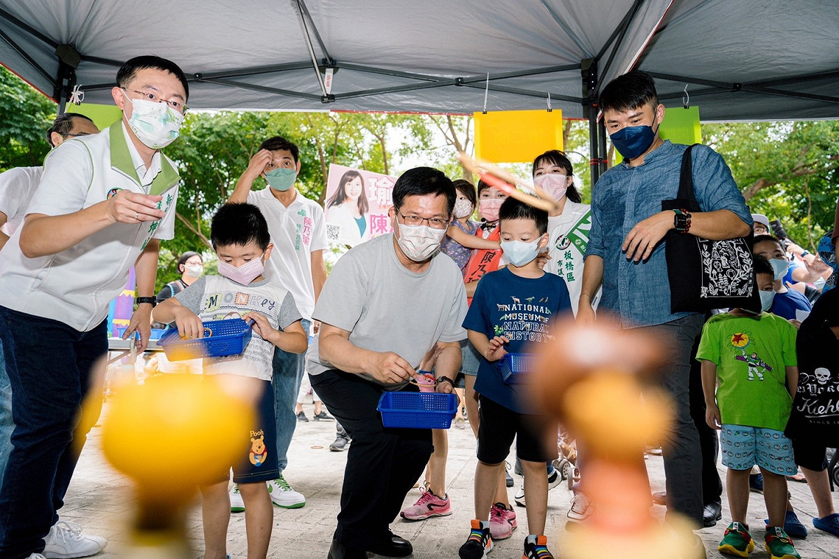 林佳龍在園遊會中與小朋友一起玩遊戲。 圖：林佳龍競辦提供