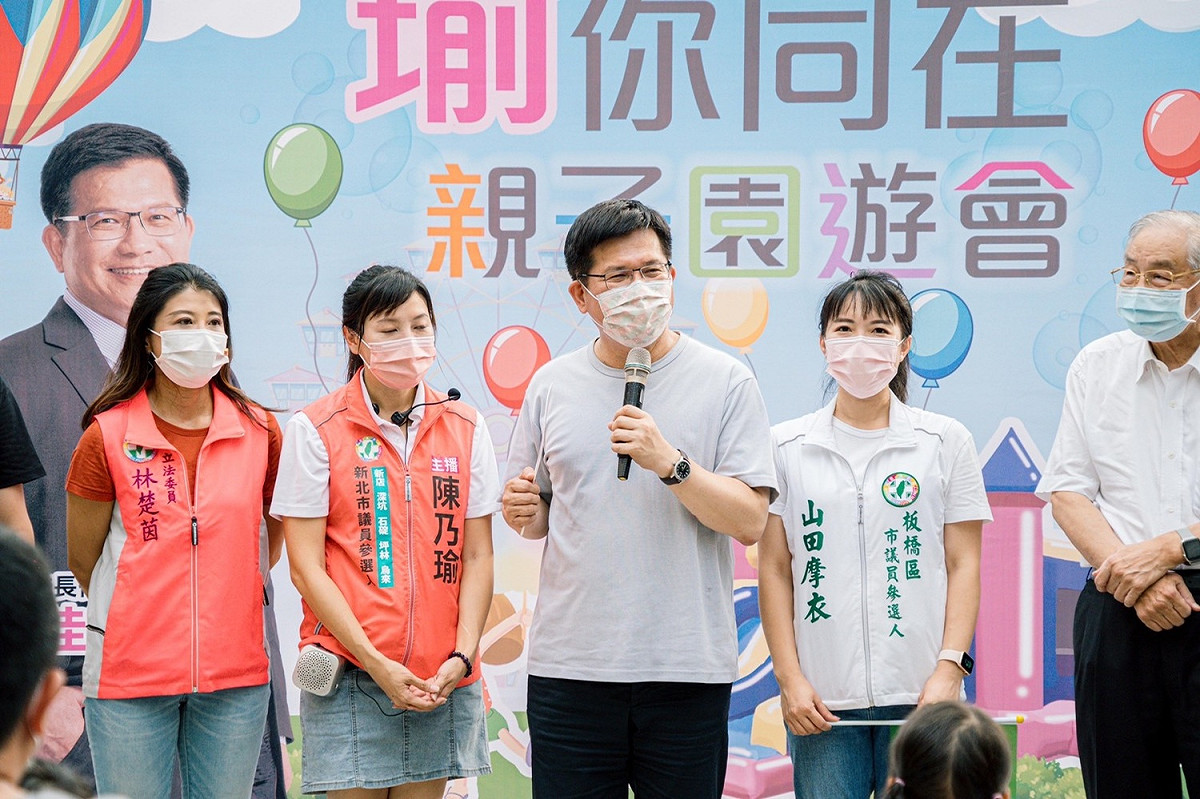 林佳龍與陳乃瑜、山田摩衣等市議員參選人同台。 圖：林佳龍競辦提供