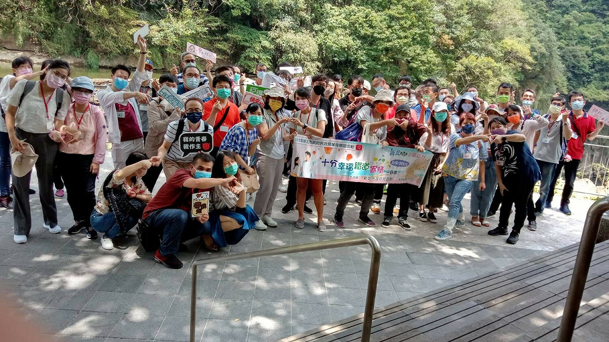 新北市政府民政局舉辦單身聯誼活動，30對單身男女遠離都會塵囂，在平溪區十分瀑布享受芬多精。 圖：新北市民政局提供