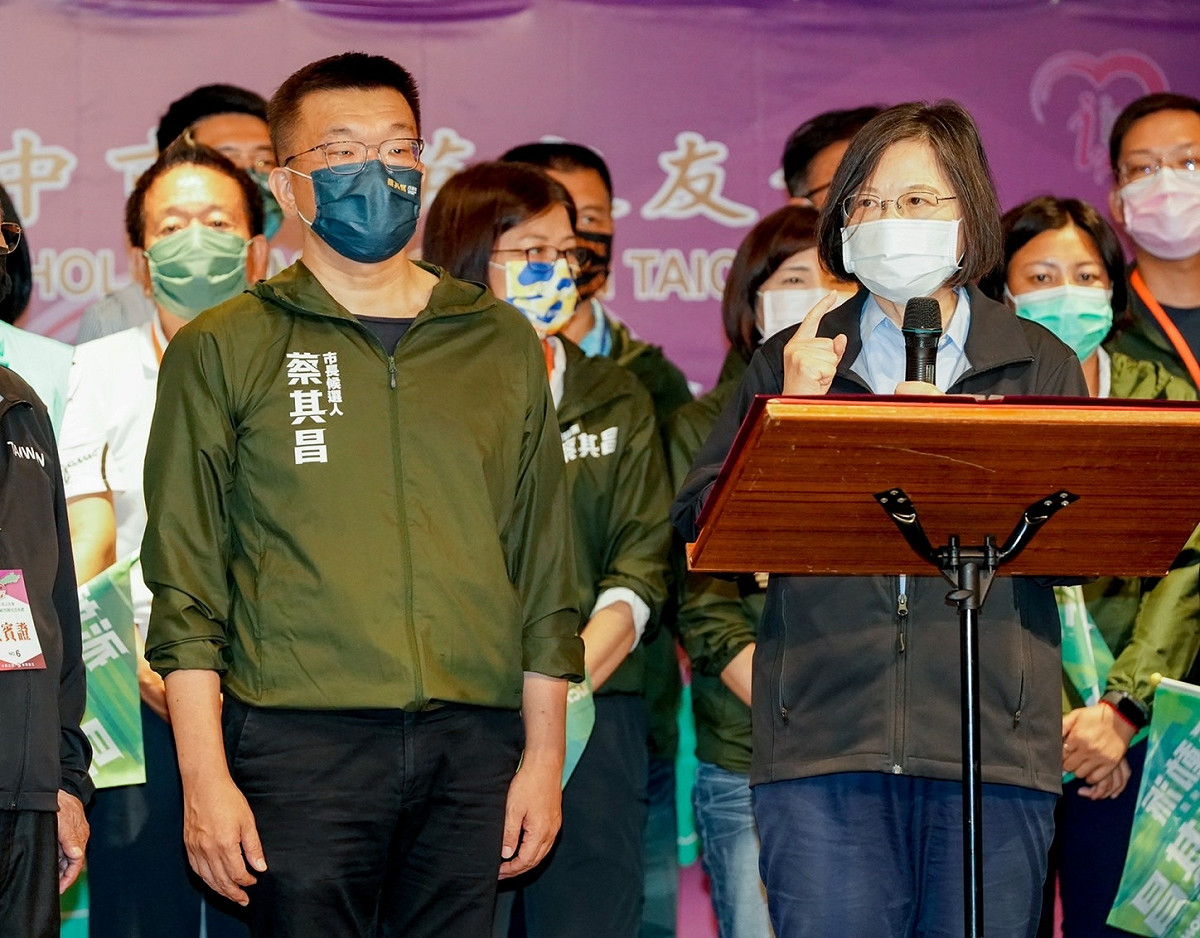 台中市小英之友會在台中舉辦企業顧問團授證典禮，總統蔡英文親自為台中市長參選人蔡其昌站台。 蔡其昌競選總部/提供