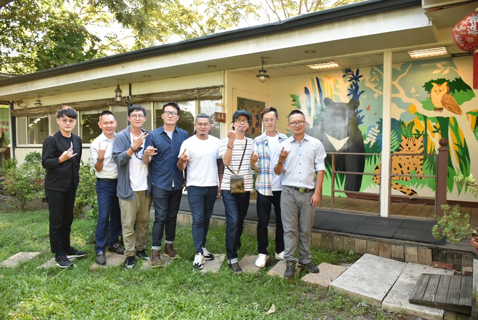 在地店家與年輕藝術家發揮創意美化環境。 圖：孫家銘攝