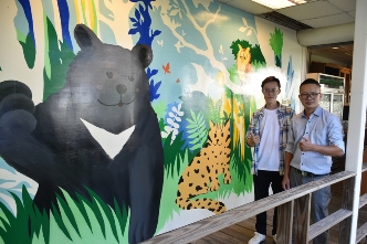 李宗恆(左)與榕園鄉村料理店長陳朋駒。 圖：孫家銘攝