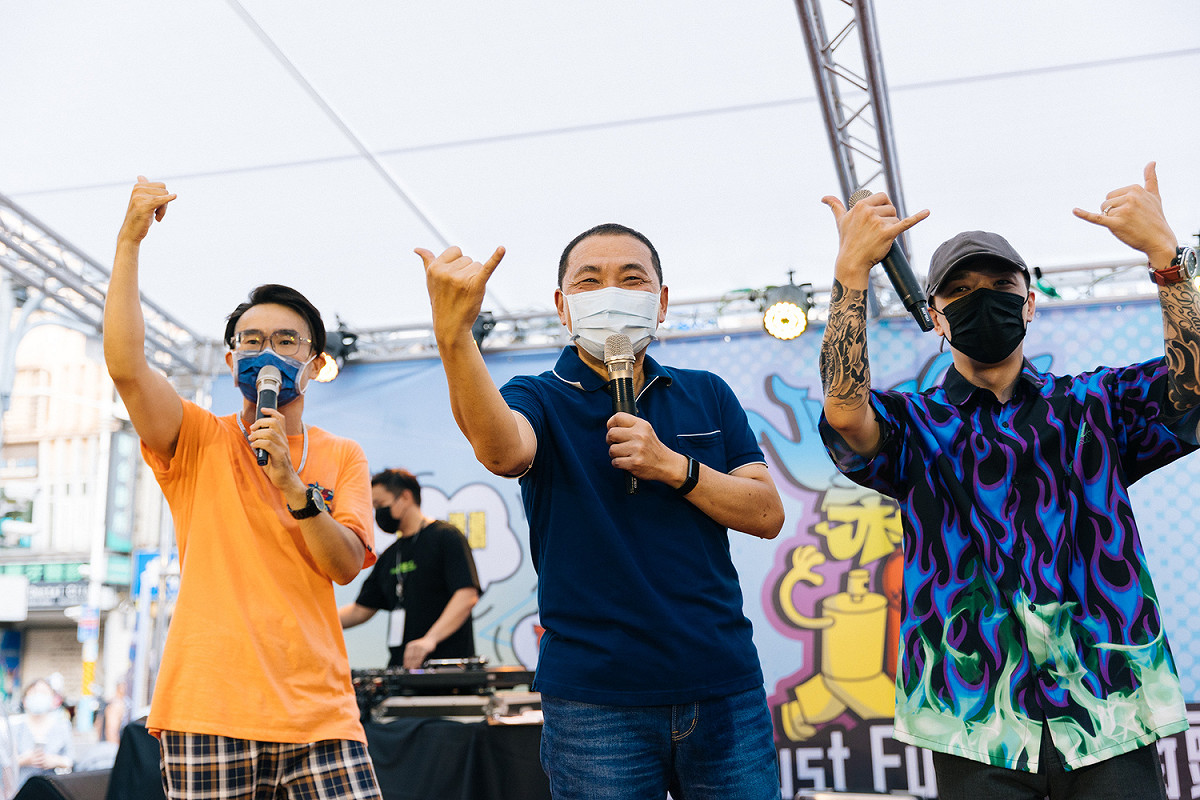 侯友宜現身府中廣場與MC耀宗一同演唱嘻哈歌曲，隨後進行塗鴉創作體驗，並欣賞2D塗鴉彩繪車藝術。 圖：新北市文化局提供