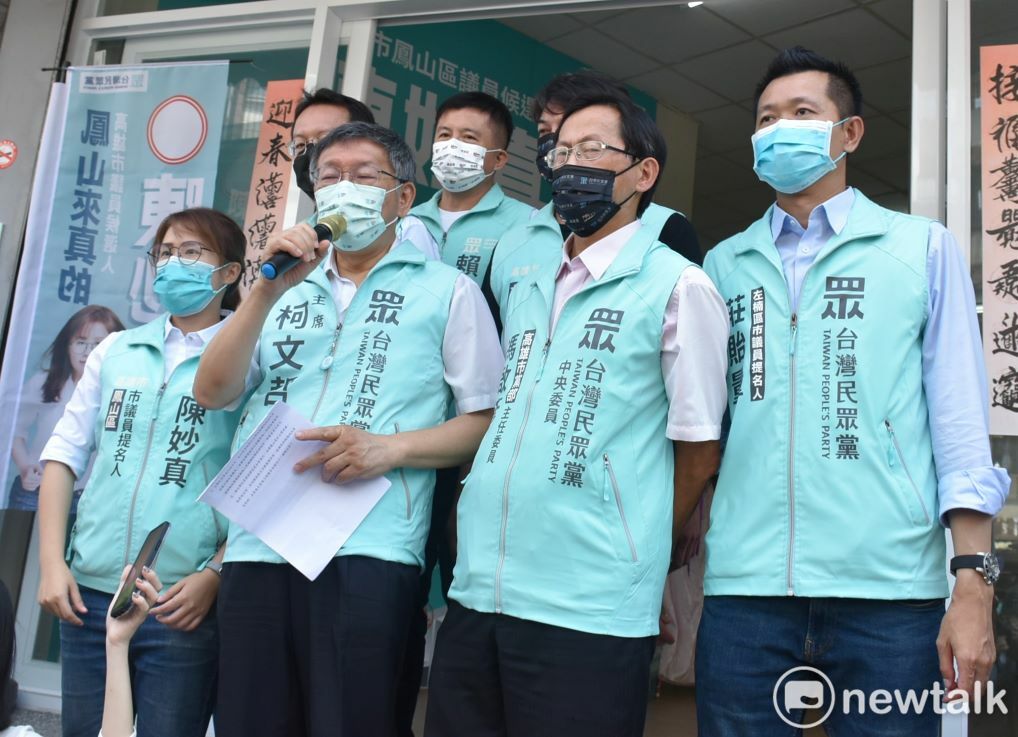 柯文哲(左二)嗆高市府公開燈會所有帳目。 圖：孫家銘攝